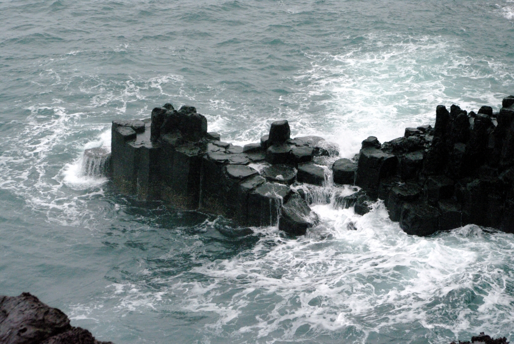 Колонны Чусангчолли (Jusangjeolli) на юго-восточном побережье острова Чеджу.
