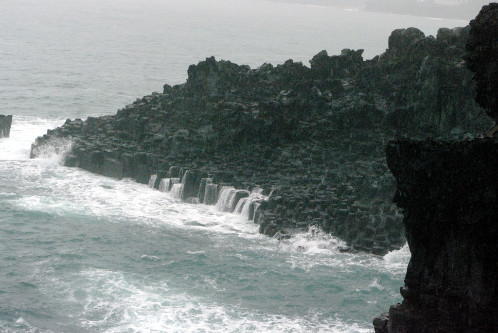 Удивительно, что за многие годы прибой не разрушил