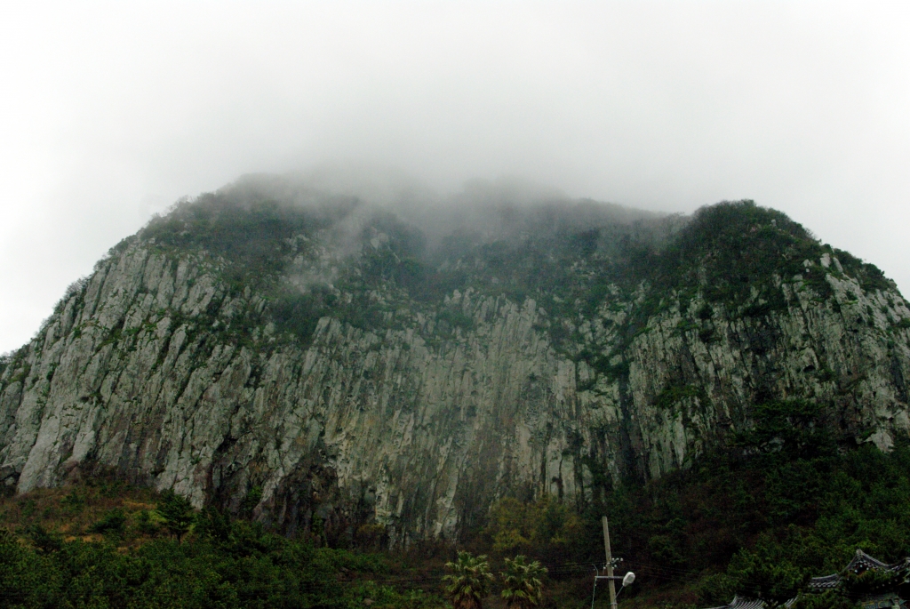 Гора Санбансан расположена на юго-восточном побережье острова Чеджу.