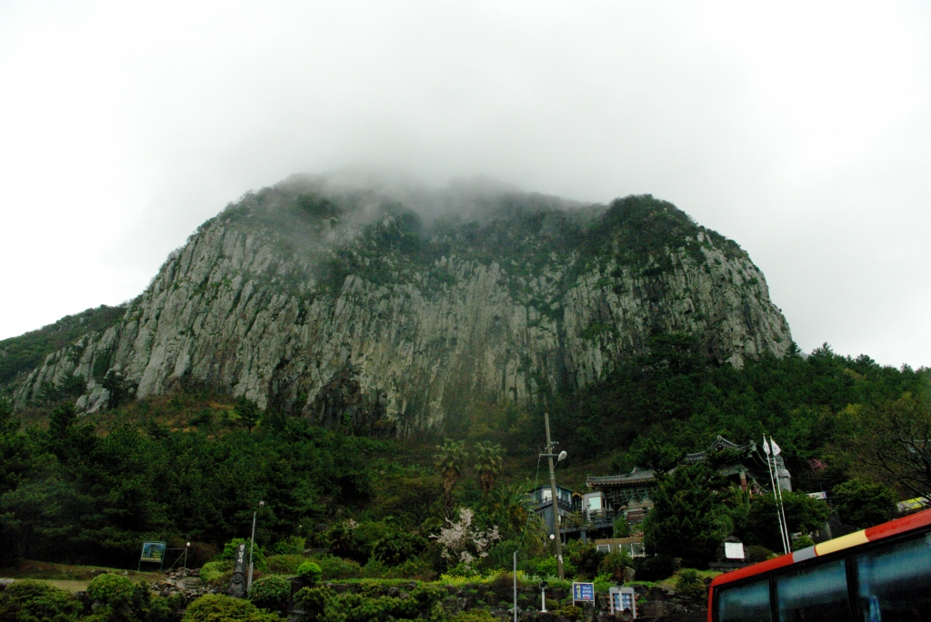 Гора Санбансан стоит одиноко на побережье и напоминает