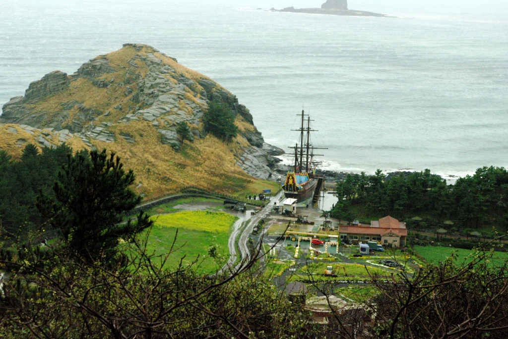 Внизу, у берега, пейзаж украшает восстановленная копия голландского