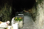 Пещера-грот Санбангуль с алтарем храма Санбангуль.