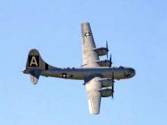 Знаменитый американский Боинг "Летающая крепость" (B-29 Superfortress). Именнос с таких самолетов были сброшены атомные бомбы в Японии. В Корейской войне самолет активно применялся для обычных и напалмовых бомбандировок.