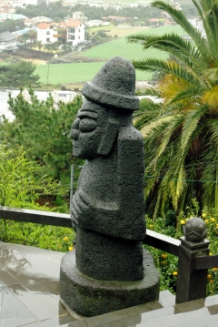 Тольхарубан - один из символов острова Чеджудо. Добродушный старик, вытесаный мастером из черной лавы.