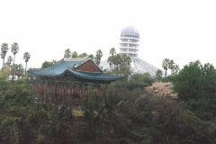 С этой точки ботанический сад Ёмиджи похож на летающую тарелку, преземлившуюся среди старинных пагод.