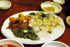 Все, что выбрано из аквариума тут же чистится и подается в сыром виде. Особенности корейской кухни.