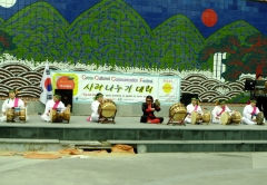 Фестиваль народного искусства на улице Сеула. Женщины, играющие на барабанах - традиционное искусство Кореи.