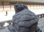 Каменная черепаха во дворце Кёнбок