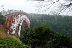 Мост семи нимф Чхильсонёгё в парке водопадов Чхонджеён на острове Чеджу.