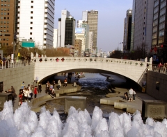 Раньше это был зловонный ручей, теперь - роскошный променад, где любят гулять не только туристы, но и сеульцы.